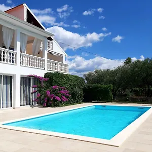https://holiday-home-vila-emma.hotelinzadar.com